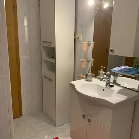 Tomi Apartment